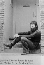 Jean-Paul Barray devant l'atelier A Collectif pour "l'insertion de l'artiste dans la vie", selon le manifeste de Pierre Restany